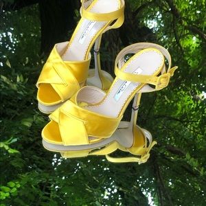 Oscar de la Renta yellow/gold new strapy heels